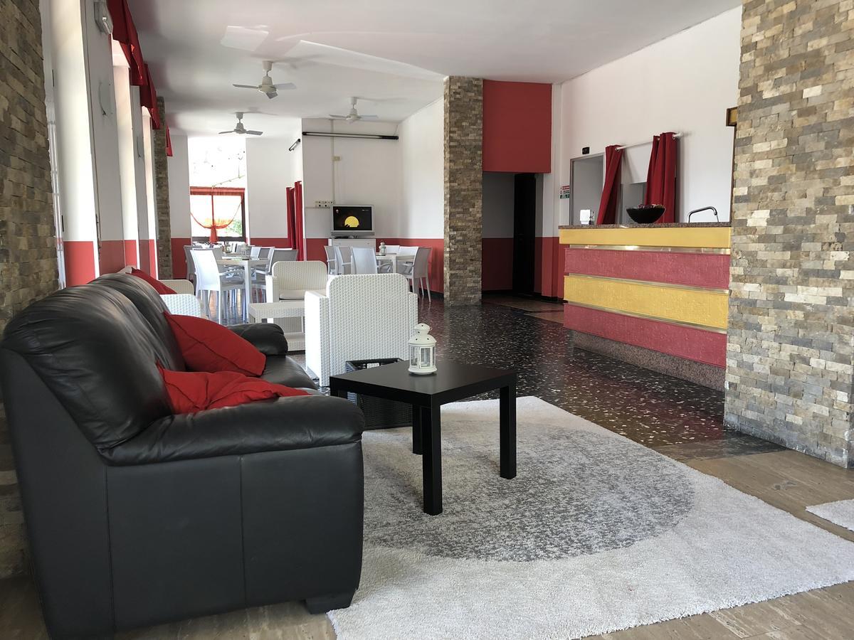 Hotel Monique Ноли Экстерьер фото
