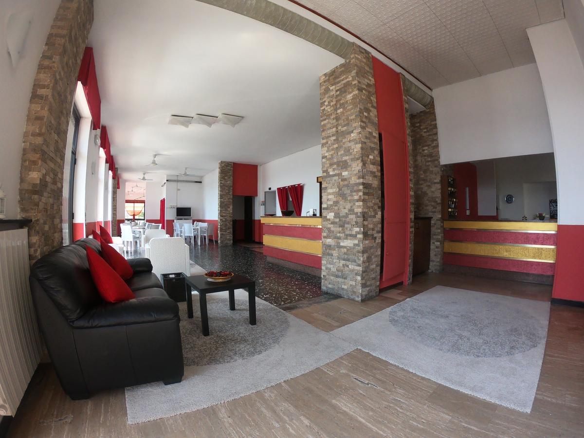 Hotel Monique Ноли Экстерьер фото